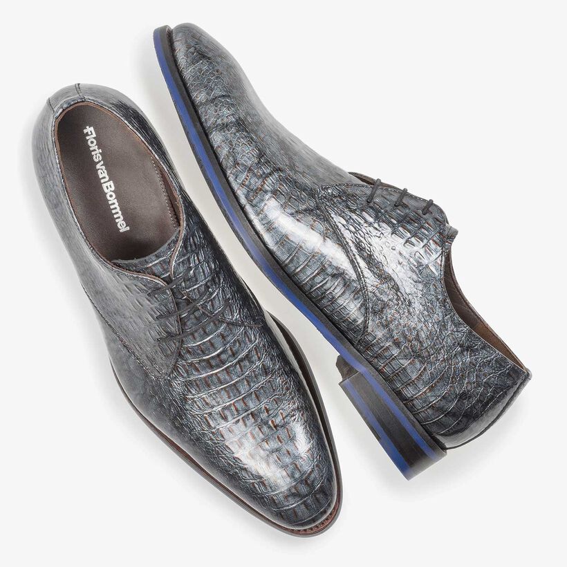 Grijze lakleren veterschoen met crocoprint