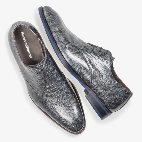 Grijze lakleren veterschoen met crocoprint