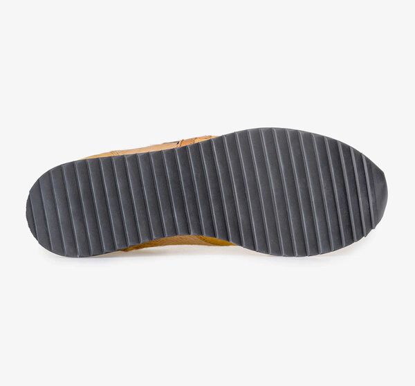 Okergele leren sneaker met ponyhair