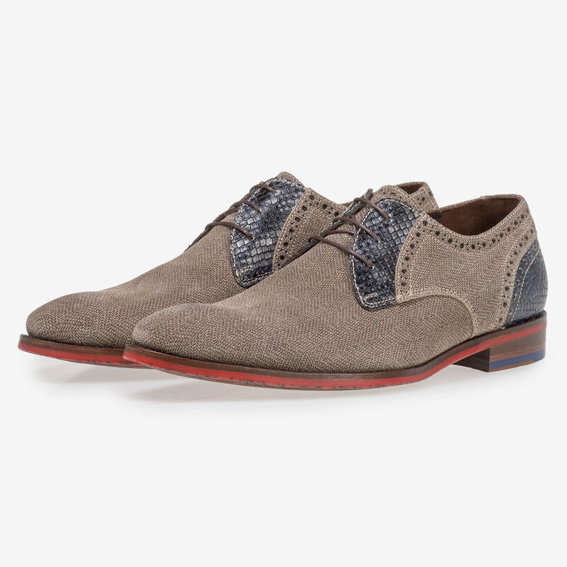 Beige su&egrave;de veterschoen met blauwe print