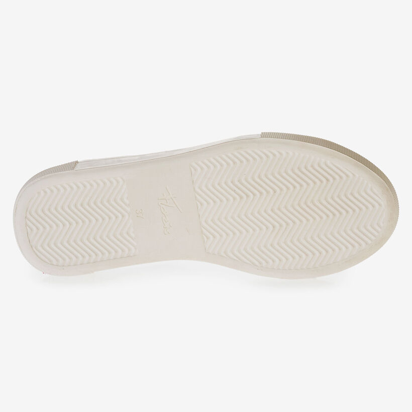 White leather sneaker with fine structure