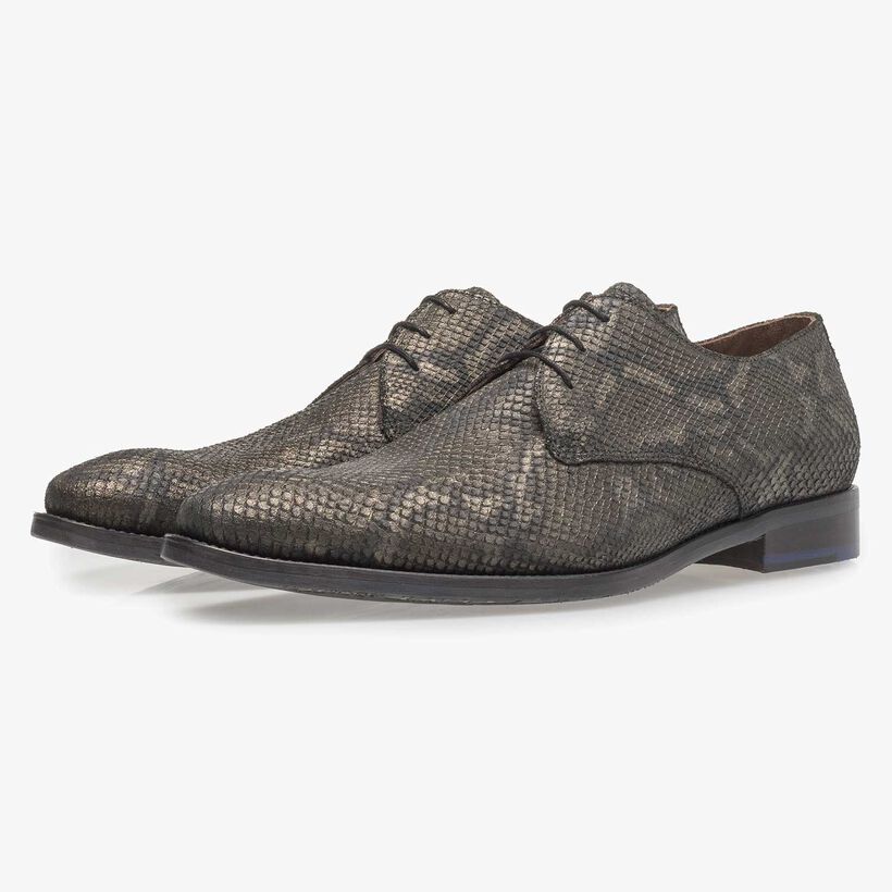 Veterschoen met olijfgroene snakeprint