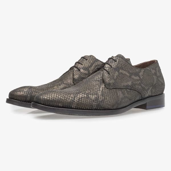 Veterschoen met olijfgroene snakeprint