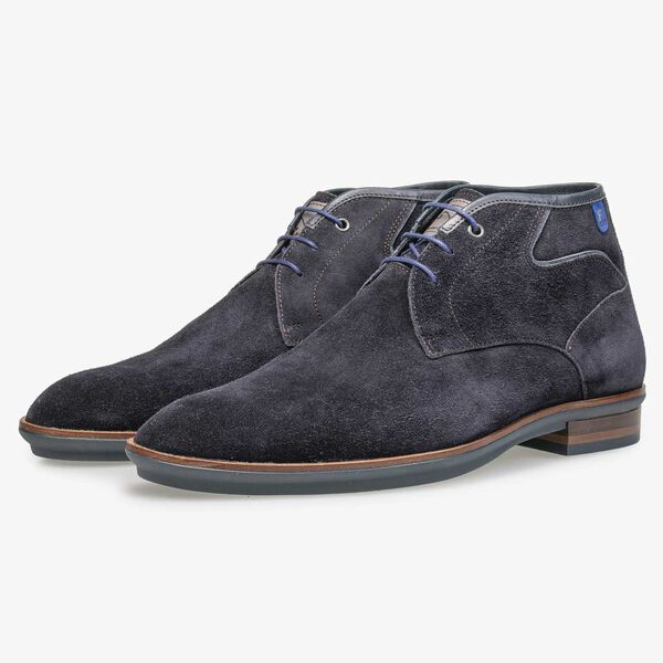 Donkerblauwe su&egrave;de veterboot