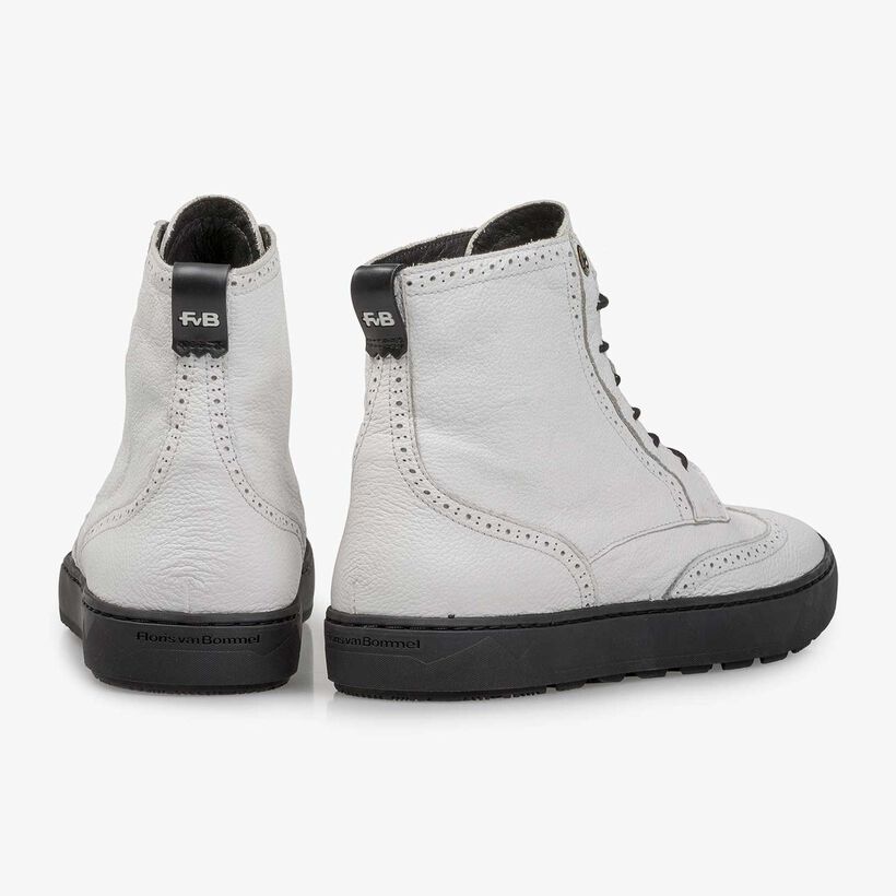 Witte halfhoge sneaker van structuurleer
