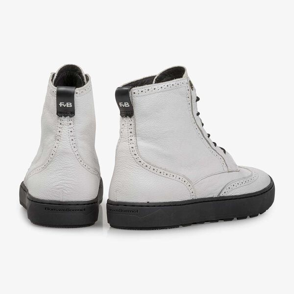 Witte halfhoge sneaker van structuurleer