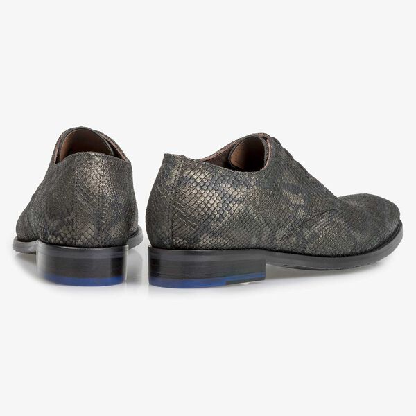 Veterschoen met olijfgroene snakeprint