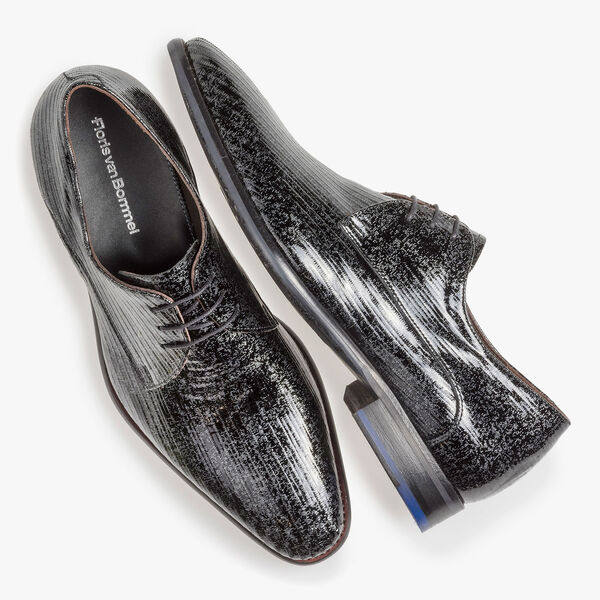 Zwarte lakleren veterschoen met metallicprint