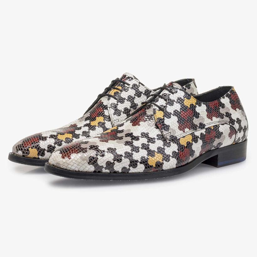 Witte kalfsleren veterschoen met multicolor print