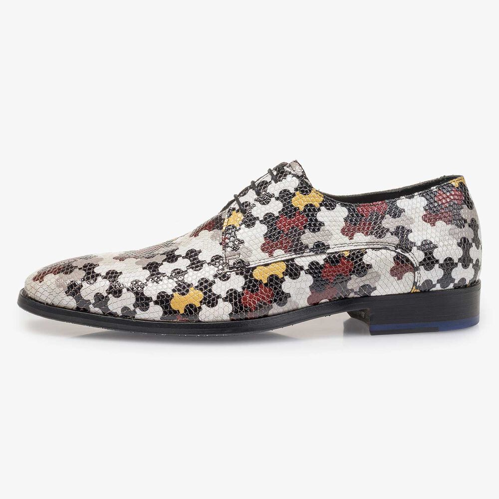 Witte kalfsleren veterschoen met multicolor print