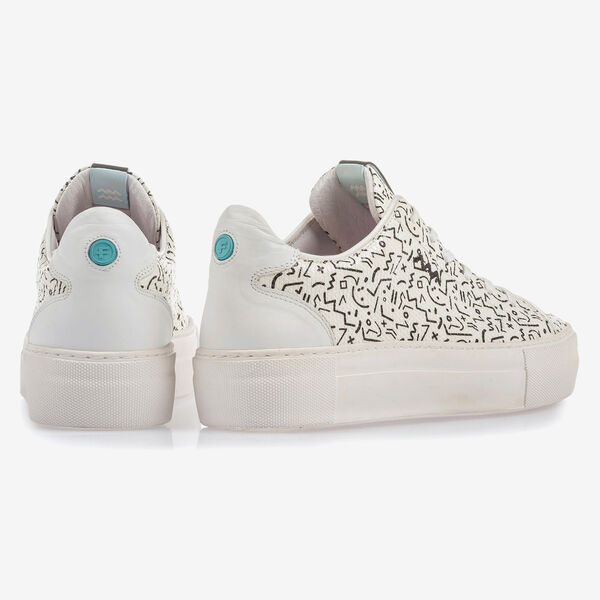 Witte leren sneaker met zwarte print