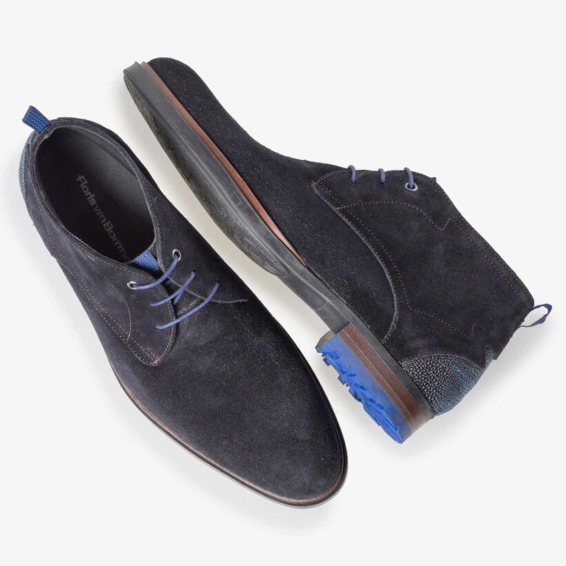 Donkerblauwe su&egrave;de veterboot