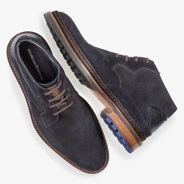Donkerblauwe su&egrave;de veterboot