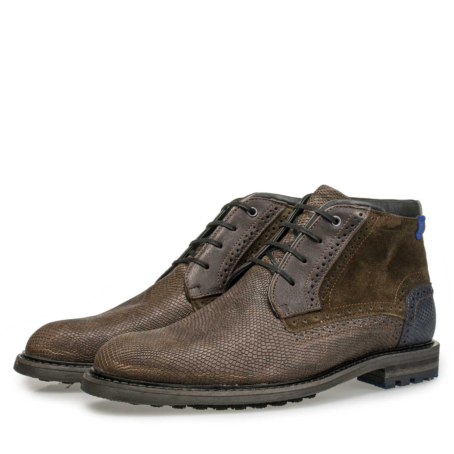 10978/18 - Bruine nubuckleren veterboot met dessin 10978/18 - Bruine nubuckleren veterboot met dessin