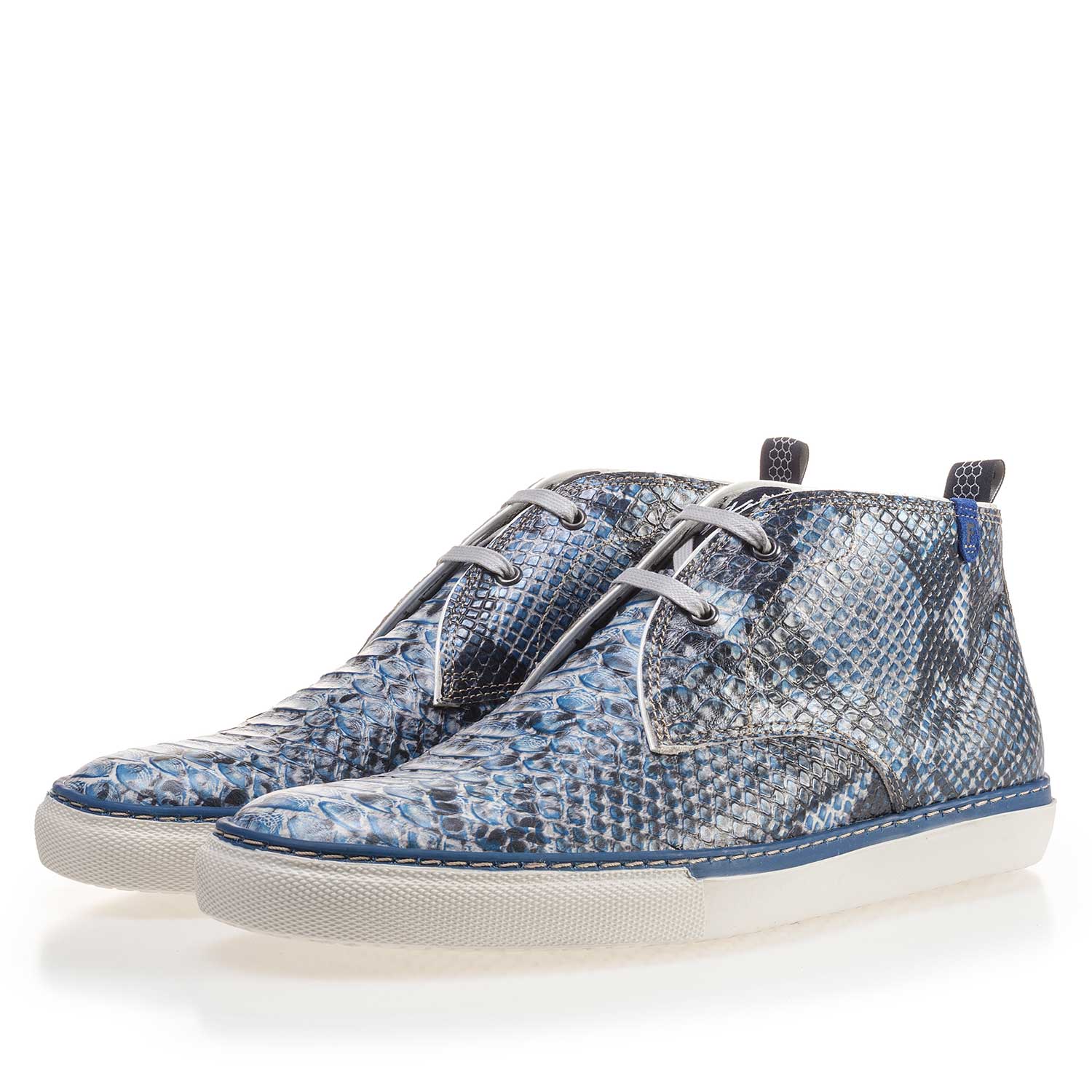 10024/02 - Blauwe veterboot van kalfsleer met snake relief 10024/02 - Blauwe veterboot van kalfsleer met snake relief