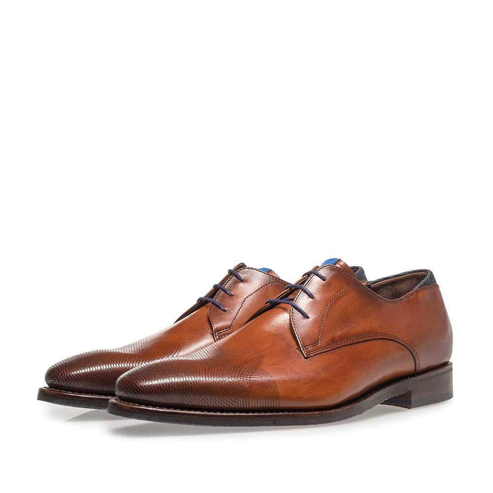 18184/00 - Kalfsleren veterschoen donker cognac met lasering 18184/00 - Kalfsleren veterschoen donker cognac met lasering