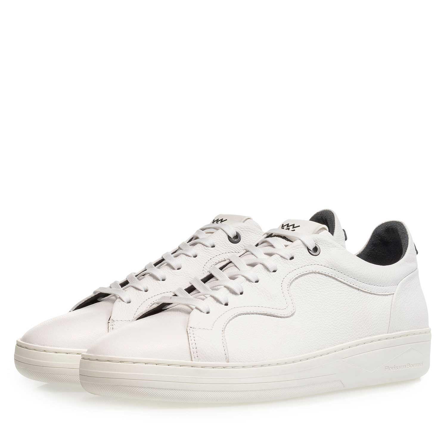 13225/05 - Witte kalfsleren sneaker met lichte structuur 13225/05 - Witte kalfsleren sneaker met lichte structuur
