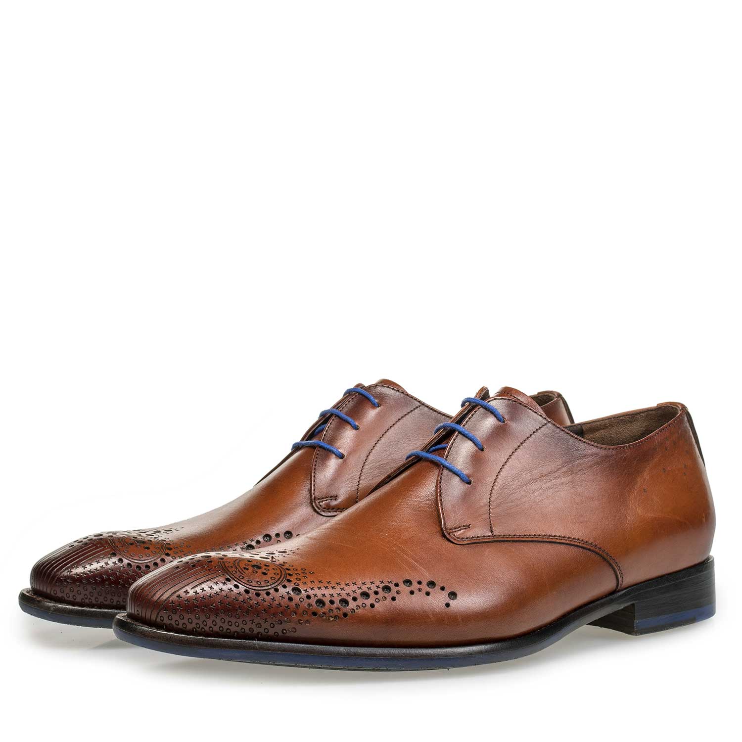 18075/00 - Cognac-coloured lace shoe with brogue details 18075/00 - Cognac-coloured lace shoe with brogue details