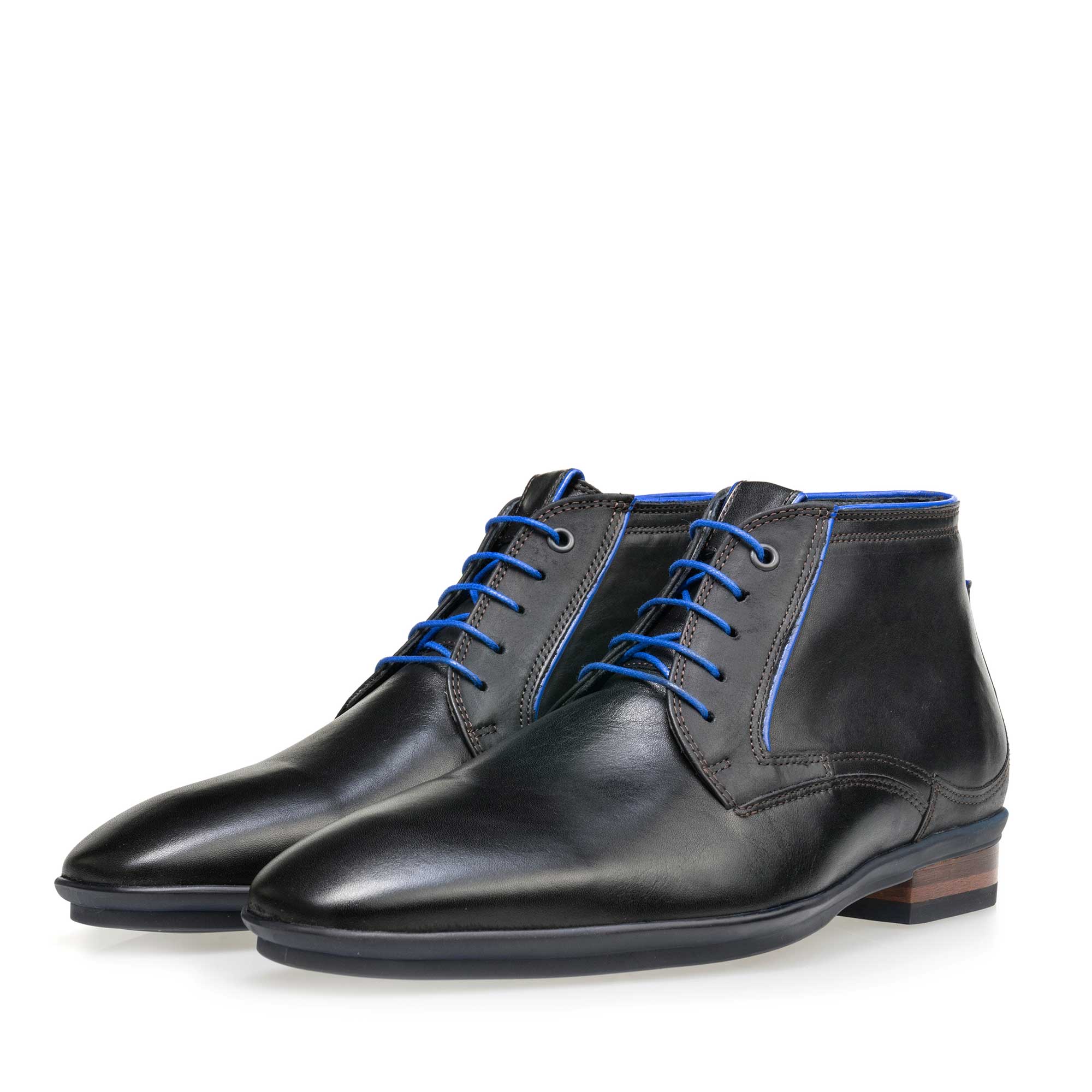 10703/02 - Black mid-high leather lace boot 10703/02 - Black mid-high leather lace boot