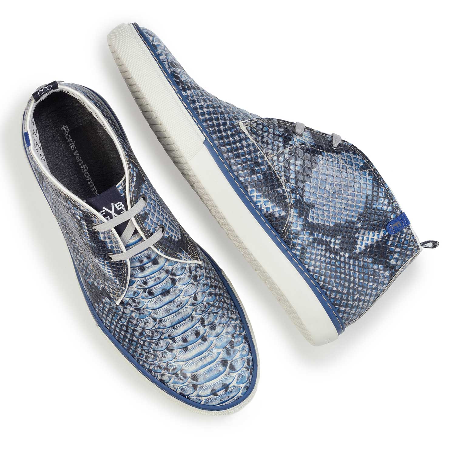 10024/02 - Blauwe veterboot van kalfsleer met snake relief 10024/02 - Blauwe veterboot van kalfsleer met snake relief