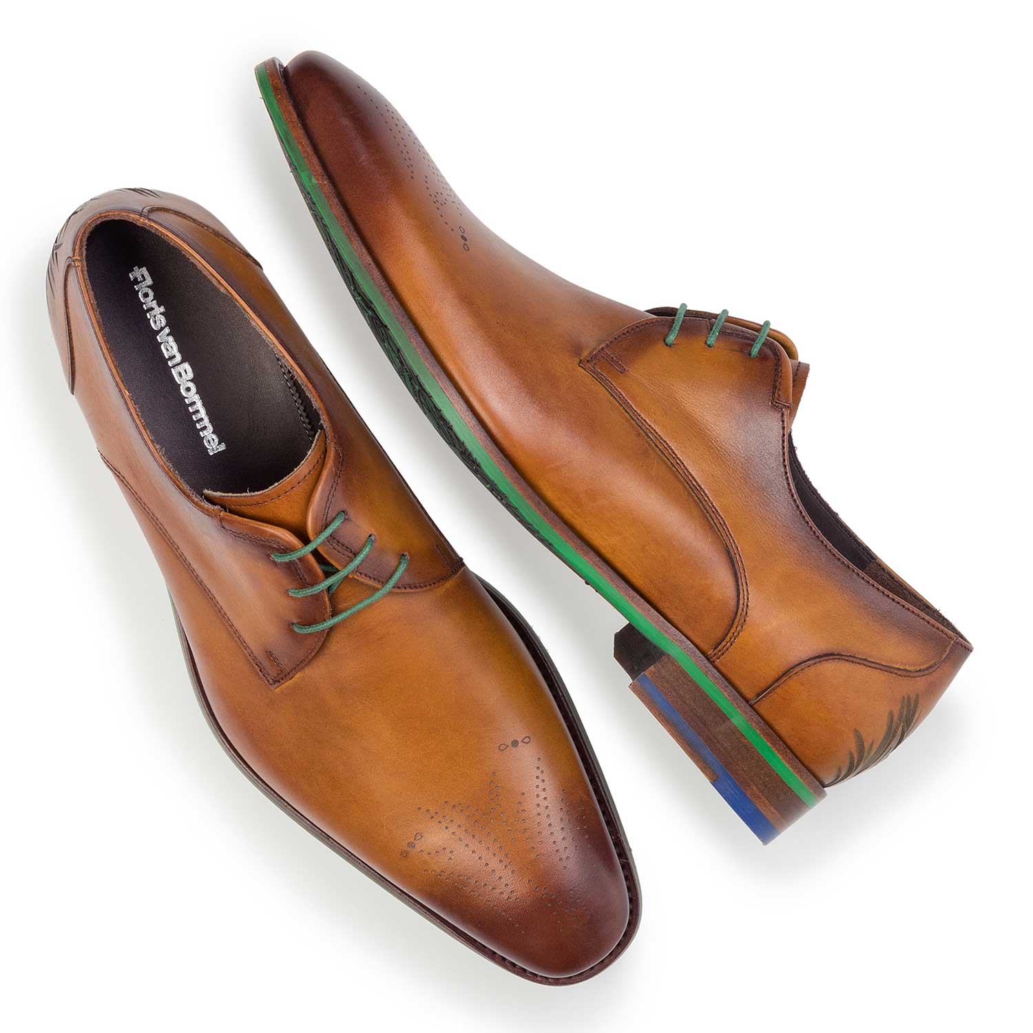 14193/00 - Cognackleurige leren veterschoen met laserprint 14193/00 - Cognackleurige leren veterschoen met laserprint