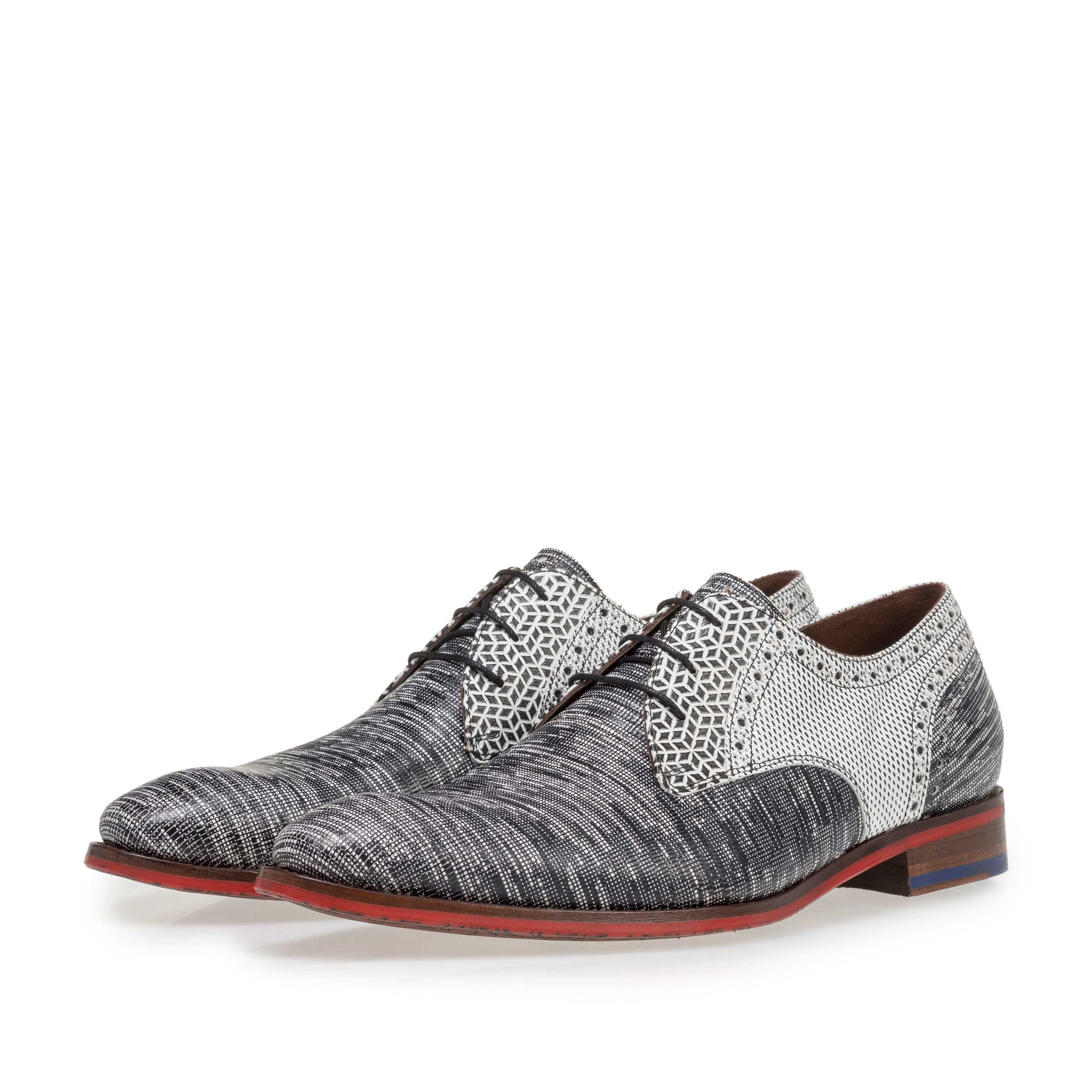 18107/04 - Black and white lace shoe with lizard print 18107/04 - Black and white lace shoe with lizard print